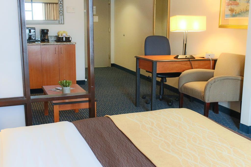 Comfort Inn & Suites Logan International Airport Ревир Экстерьер фото