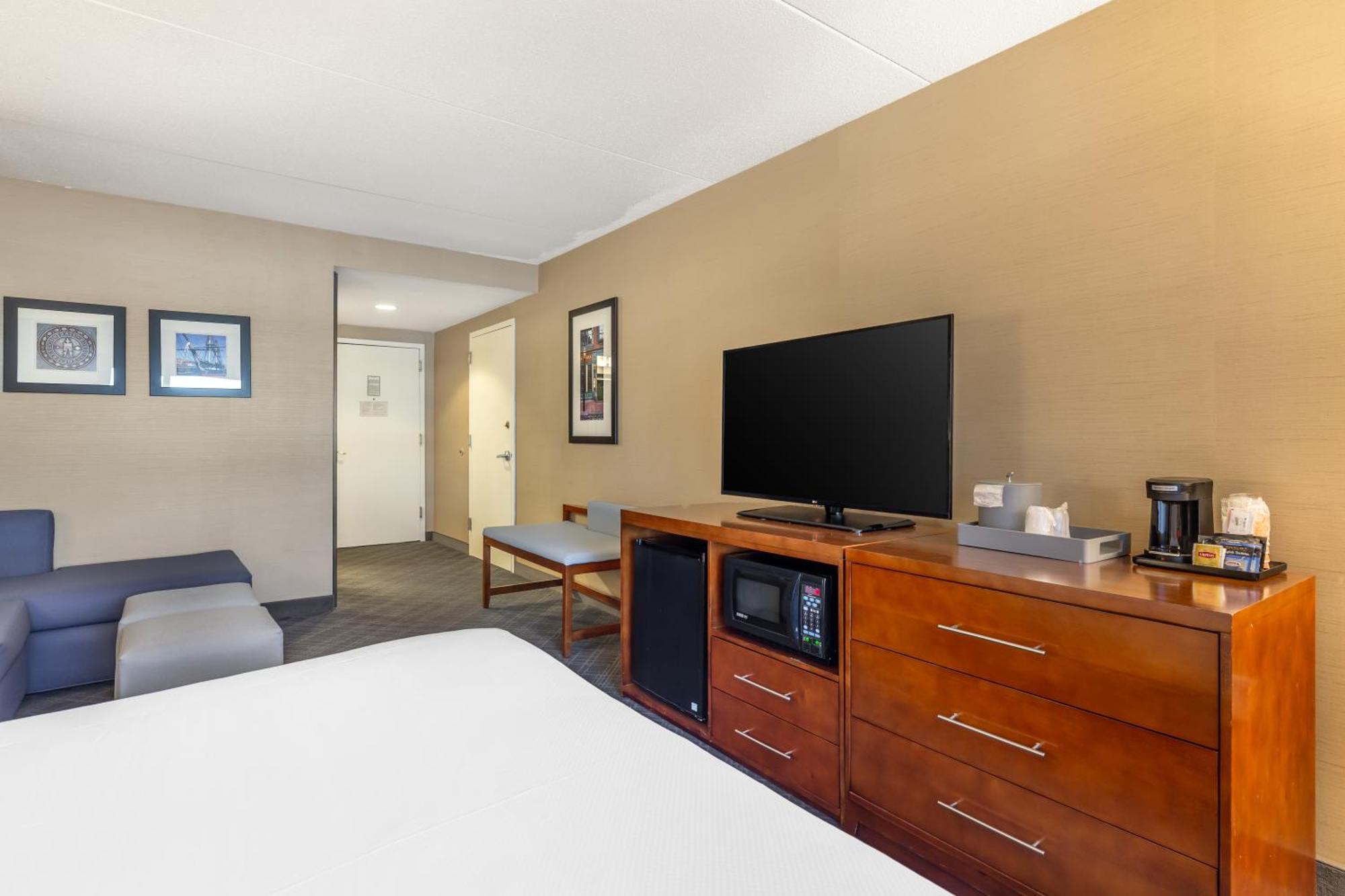 Comfort Inn & Suites Logan International Airport Ревир Экстерьер фото